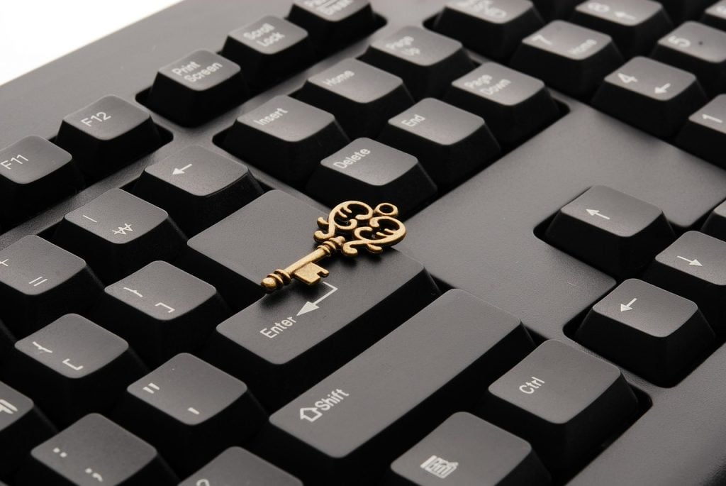 Złoty klucz leży na czarnej klawiaturze - hasło na dokument.